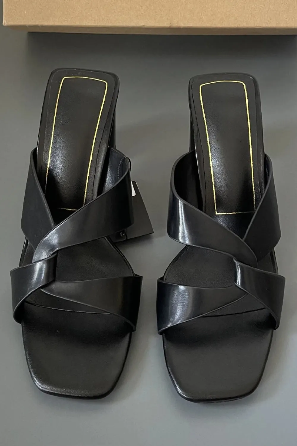 DESGINER BLACK PU CROSS STRAP BLOCK HEEL